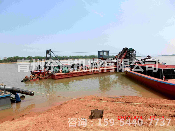 泰国湄公河挖沙船运沙船联合作业