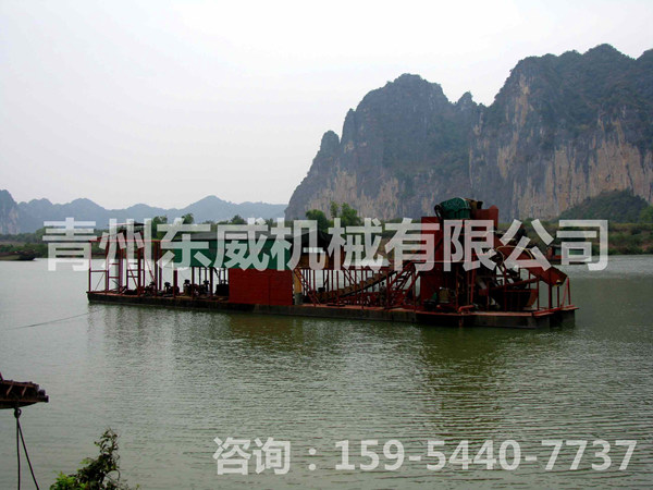 广西桂林挖沙淘金船