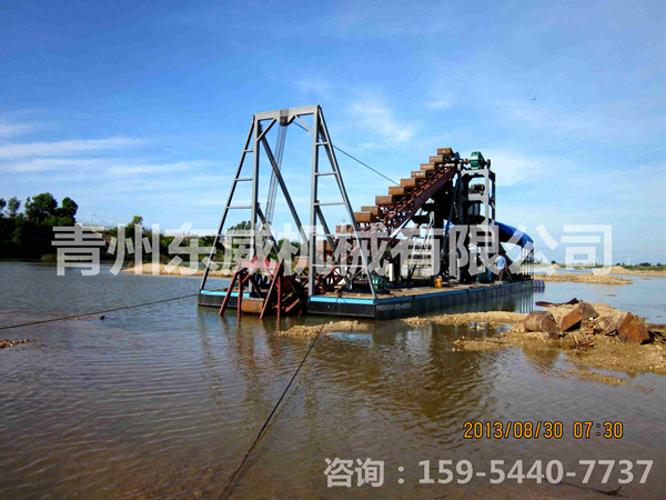 海南感恩县挖沙淘金船